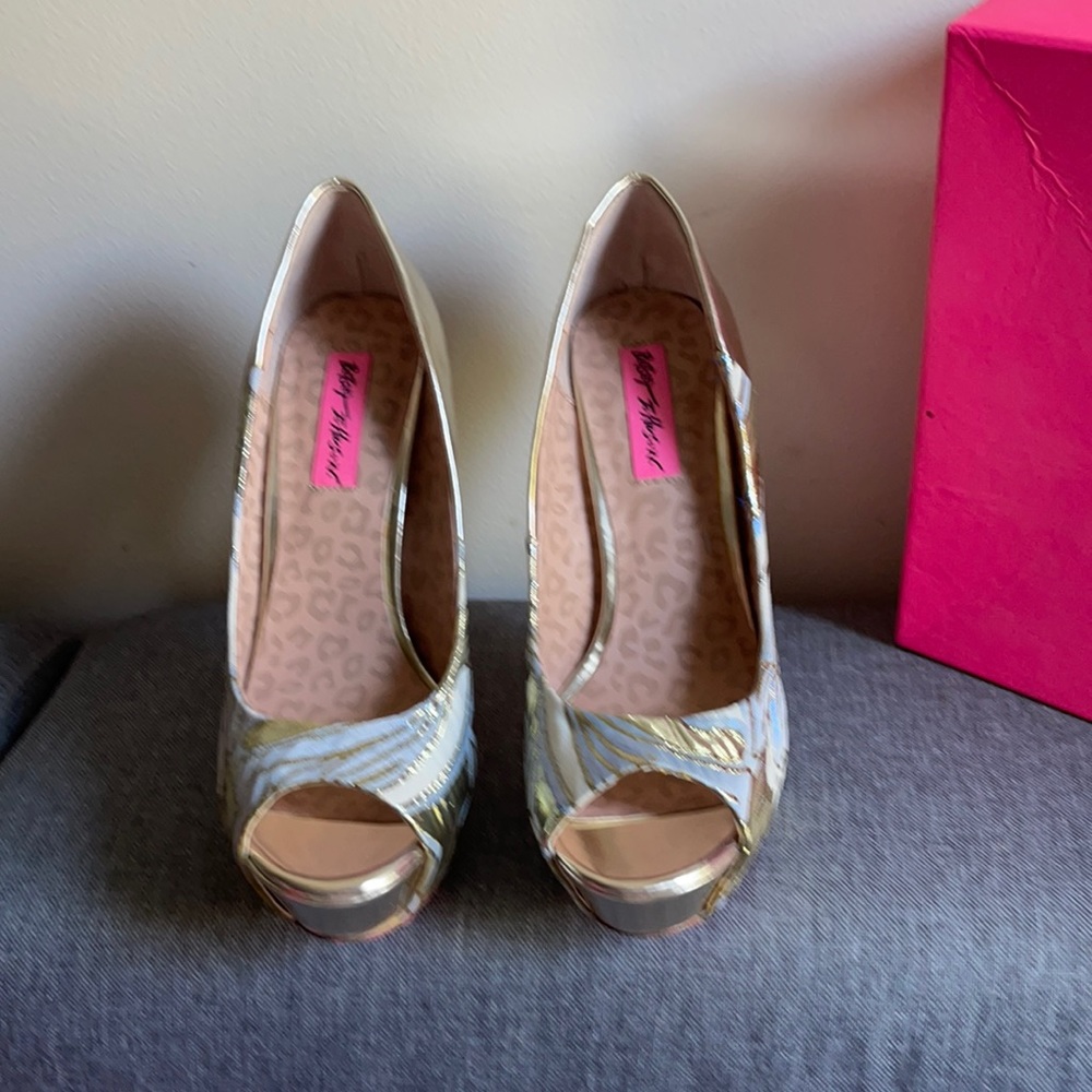 NWT Betsey Johnson open toe pumps